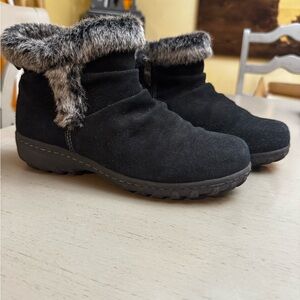 Khoi Women's Black Faux ur-Lined  Suede Winter Ankle Boots size 7M in GUC